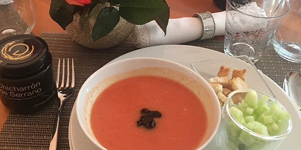 Recetas_0002_10.- Gazpacho con Pepino, Crutones y Chicharrón de Serrano