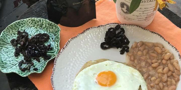 Recetas_0003_09.- Huevos Estrellados con frijoles y Chicharrón de Jalapeño o Serrano
