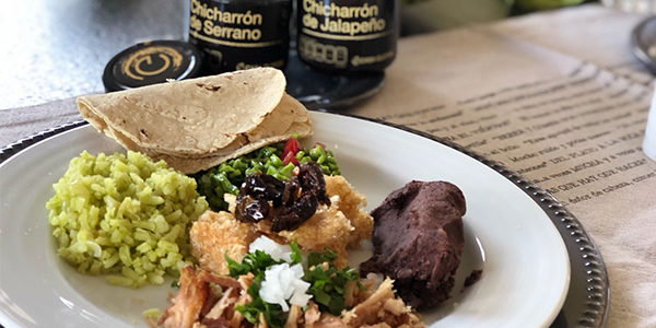 Recetas_0008_04.- Típico plato mexicano de Carnitas, Frijoles Refritos Chicharrón de Cerdo, Cebolla, Cilantro y Chicharr